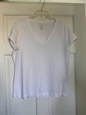 Banana Republic White Timeless Tee V-Neck Short Sleeve Tee